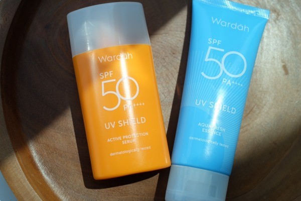 apa bedanya sunscreen wardah biru dan orange